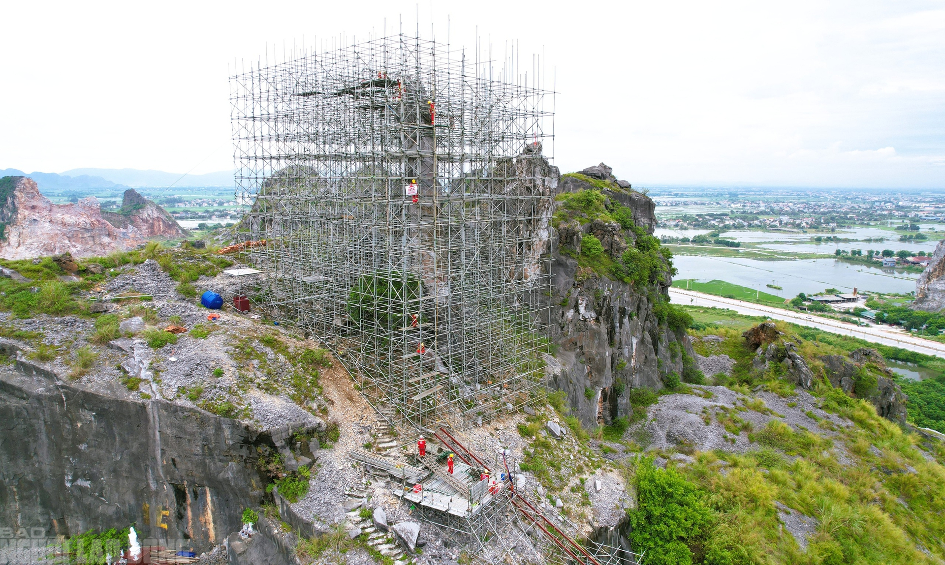 Dựng gi&agrave;n gi&aacute;o khủng "cứu" H&ograve;n Vọng Phu tr&ecirc;n đỉnh n&uacute;i- Ảnh 4.