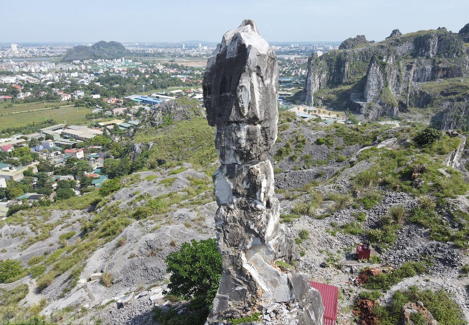 Dựng gi&agrave;n gi&aacute;o khủng "cứu" H&ograve;n Vọng Phu tr&ecirc;n đỉnh n&uacute;i- Ảnh 3.