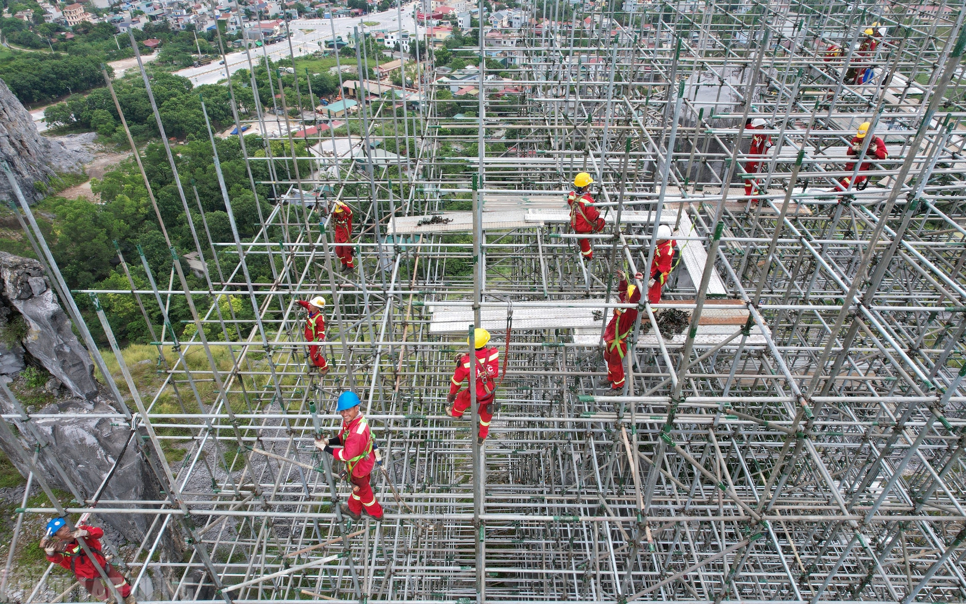 Dựng gi&agrave;n gi&aacute;o khủng "cứu" H&ograve;n Vọng Phu tr&ecirc;n đỉnh n&uacute;i- Ảnh 11.