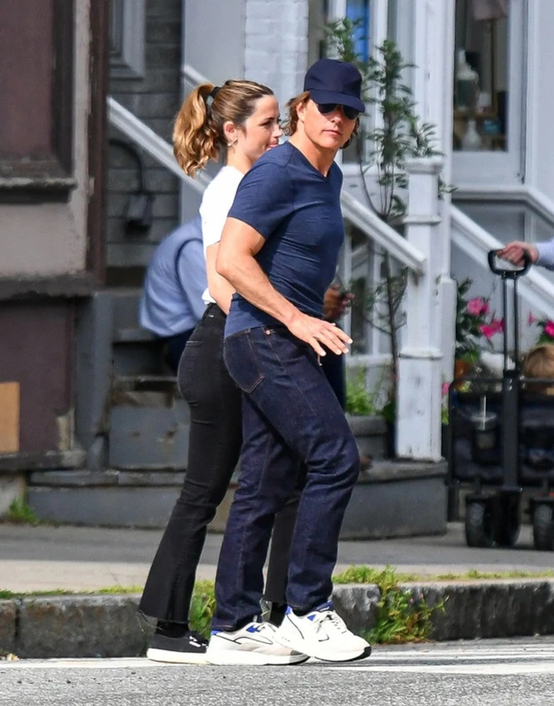 Tom Cruise tay trong tay t&igrave;nh tứ mỹ nh&acirc;n trẻ- Ảnh 1.