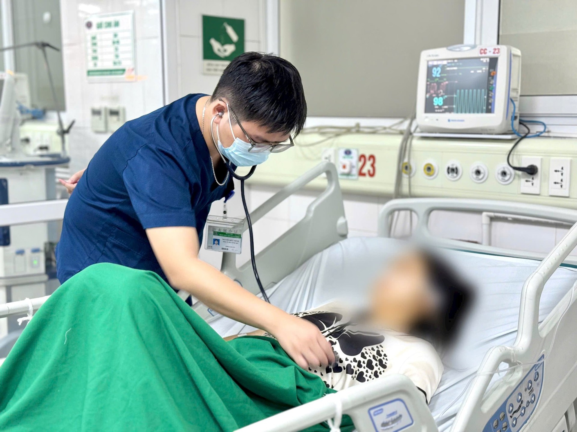 Nữ du kh&aacute;ch trở về từ Ch&acirc;u Phi rơi v&agrave;o h&ocirc;n m&ecirc; do sốt r&eacute;t - Ảnh 1.