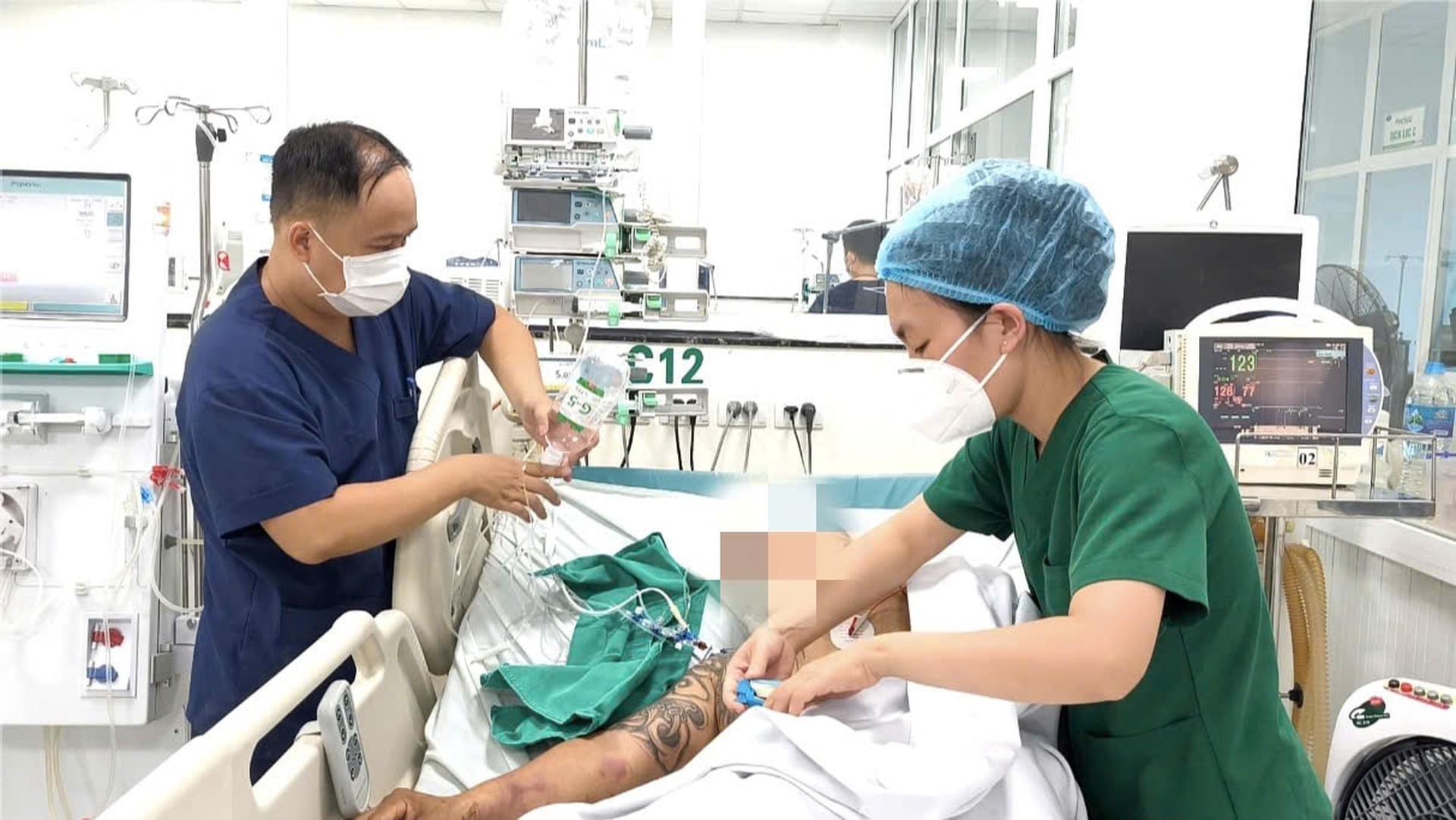 Nữ du kh&aacute;ch trở về từ Ch&acirc;u Phi rơi v&agrave;o h&ocirc;n m&ecirc; do sốt r&eacute;t - Ảnh 2.