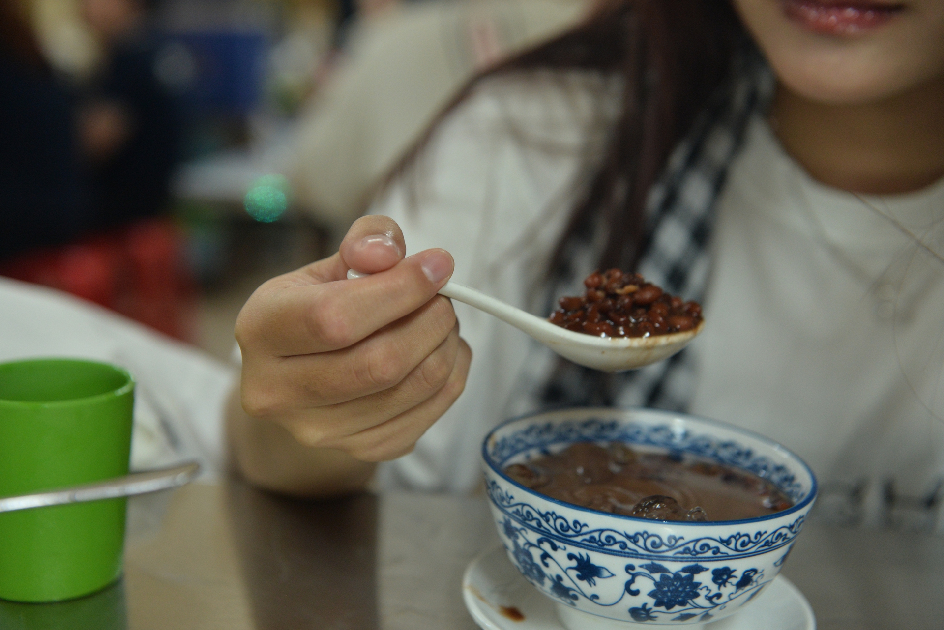 Gen Z TP HCM đội mưa đi ăn ch&egrave; đậu đỏ ng&agrave;y Thất Tịch - Ảnh 6.