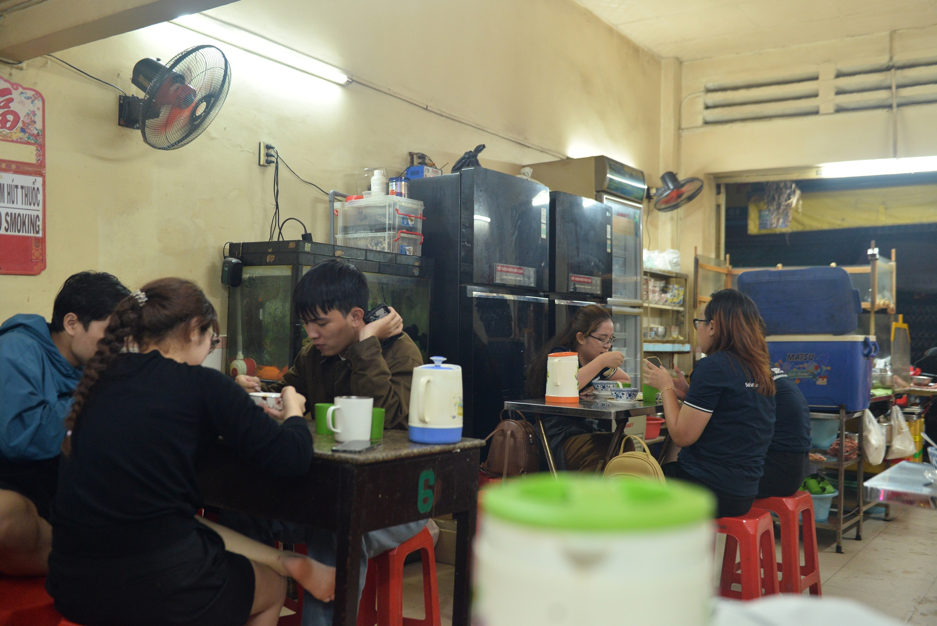 Gen Z TP HCM đội mưa đi ăn ch&egrave; đậu đỏ ng&agrave;y Thất Tịch - Ảnh 2.