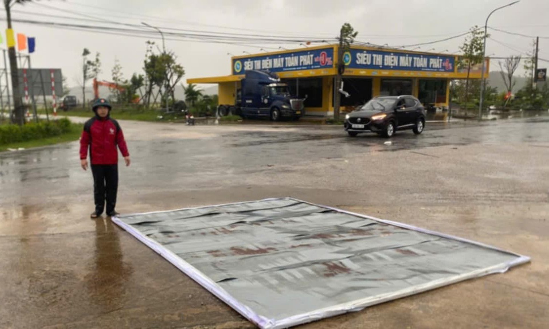 Nh&agrave; sập, nhiều nơi ch&igrave;m trong "biển" nước khi b&atilde;o số 10 Bualoi đổ bộ- Ảnh 11.
