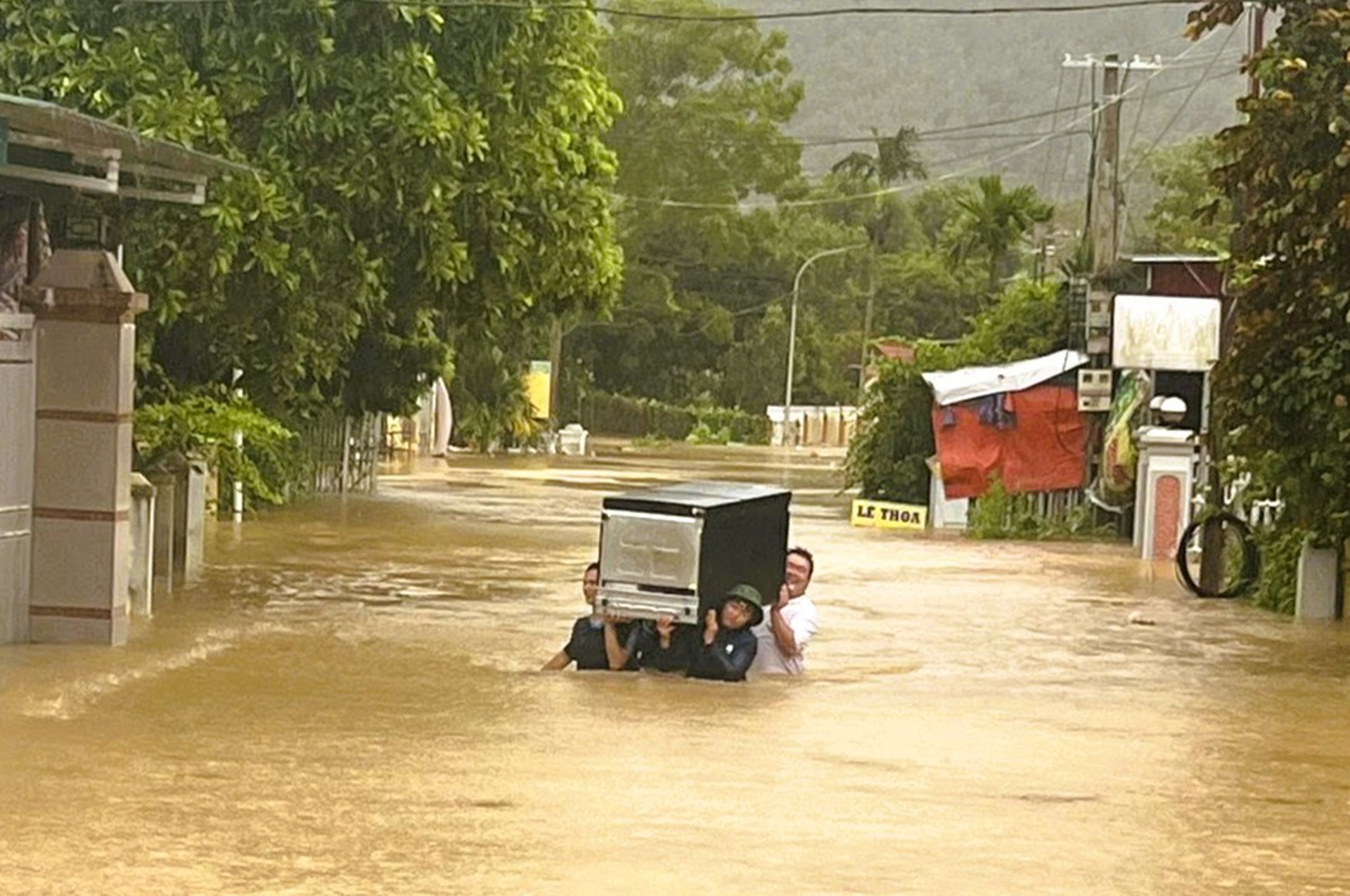 Nh&agrave; sập, nhiều nơi ch&igrave;m trong "biển" nước khi b&atilde;o số 10 Bualoi đổ bộ- Ảnh 15.