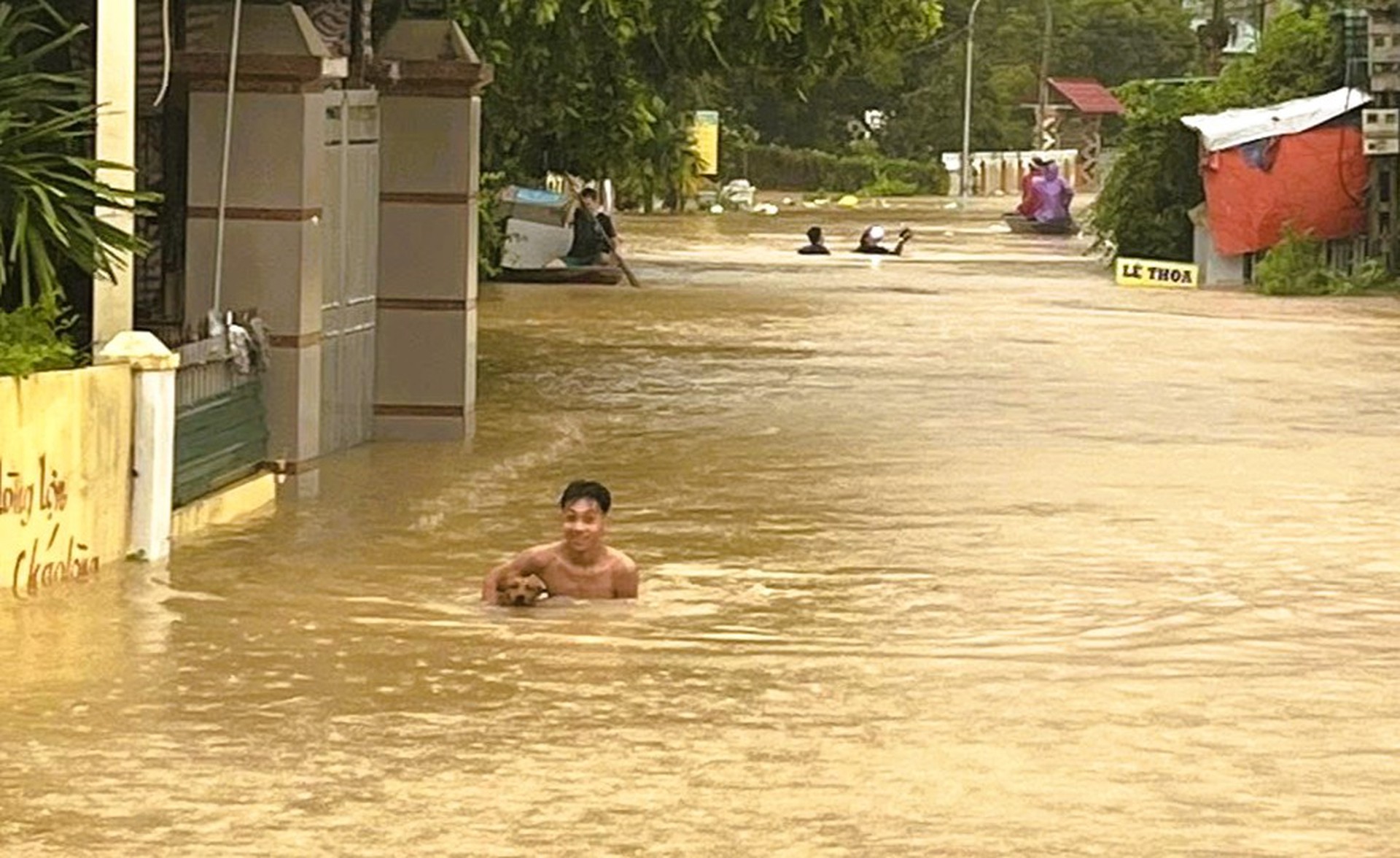 Nh&agrave; sập, nhiều nơi ch&igrave;m trong "biển" nước khi b&atilde;o số 10 Bualoi đổ bộ- Ảnh 16.