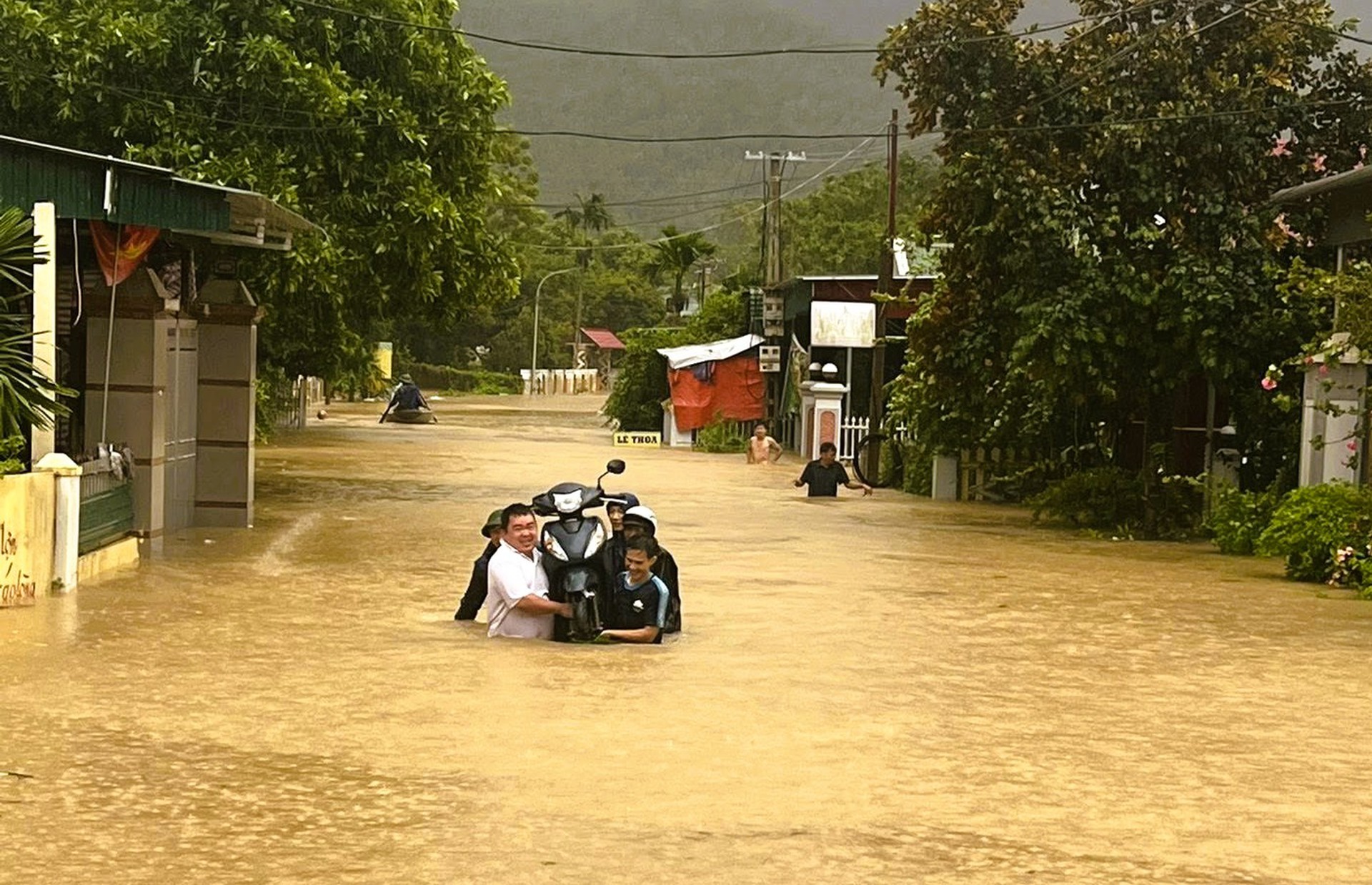 Nh&agrave; sập, nhiều nơi ch&igrave;m trong "biển" nước khi b&atilde;o số 10 Bualoi đổ bộ- Ảnh 17.