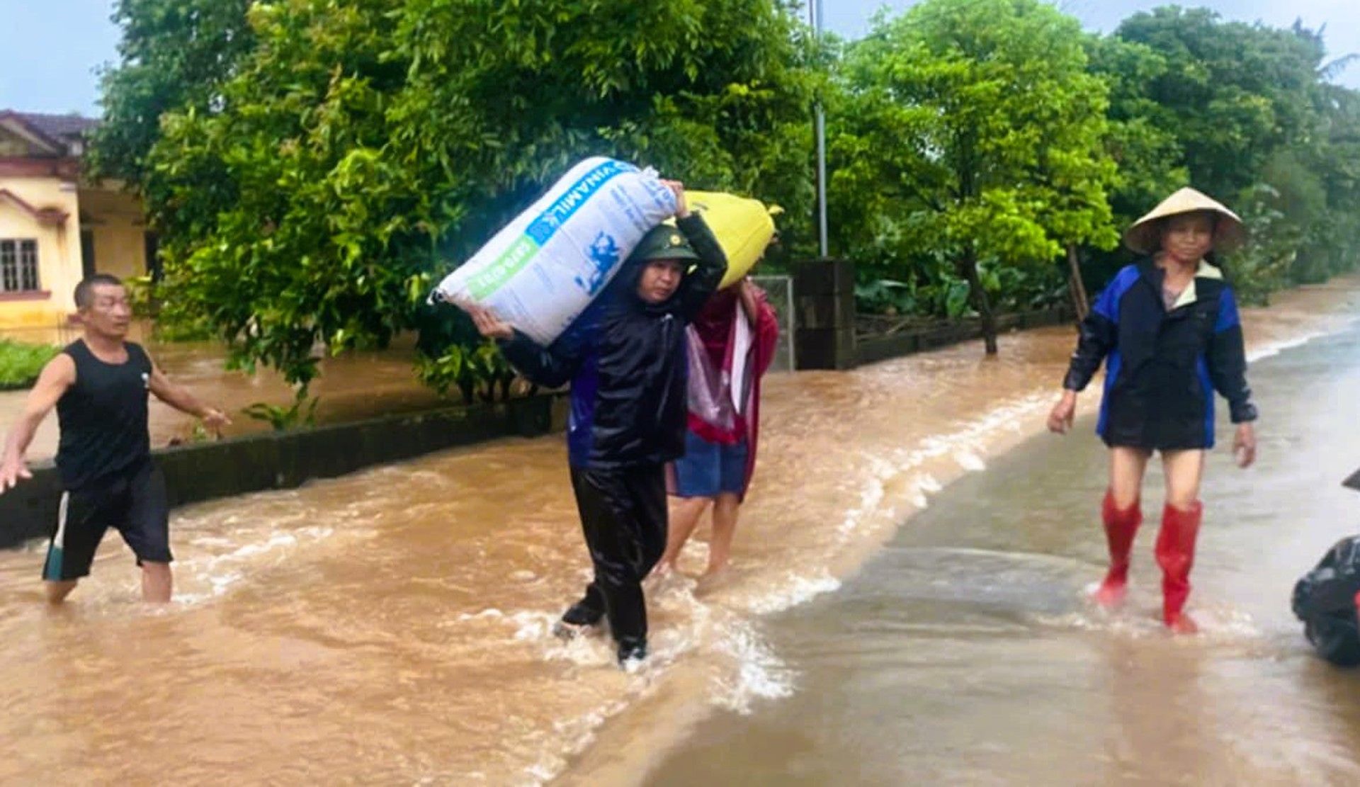 Nh&agrave; sập, nhiều nơi ch&igrave;m trong "biển" nước khi b&atilde;o số 10 Bualoi đổ bộ- Ảnh 13.