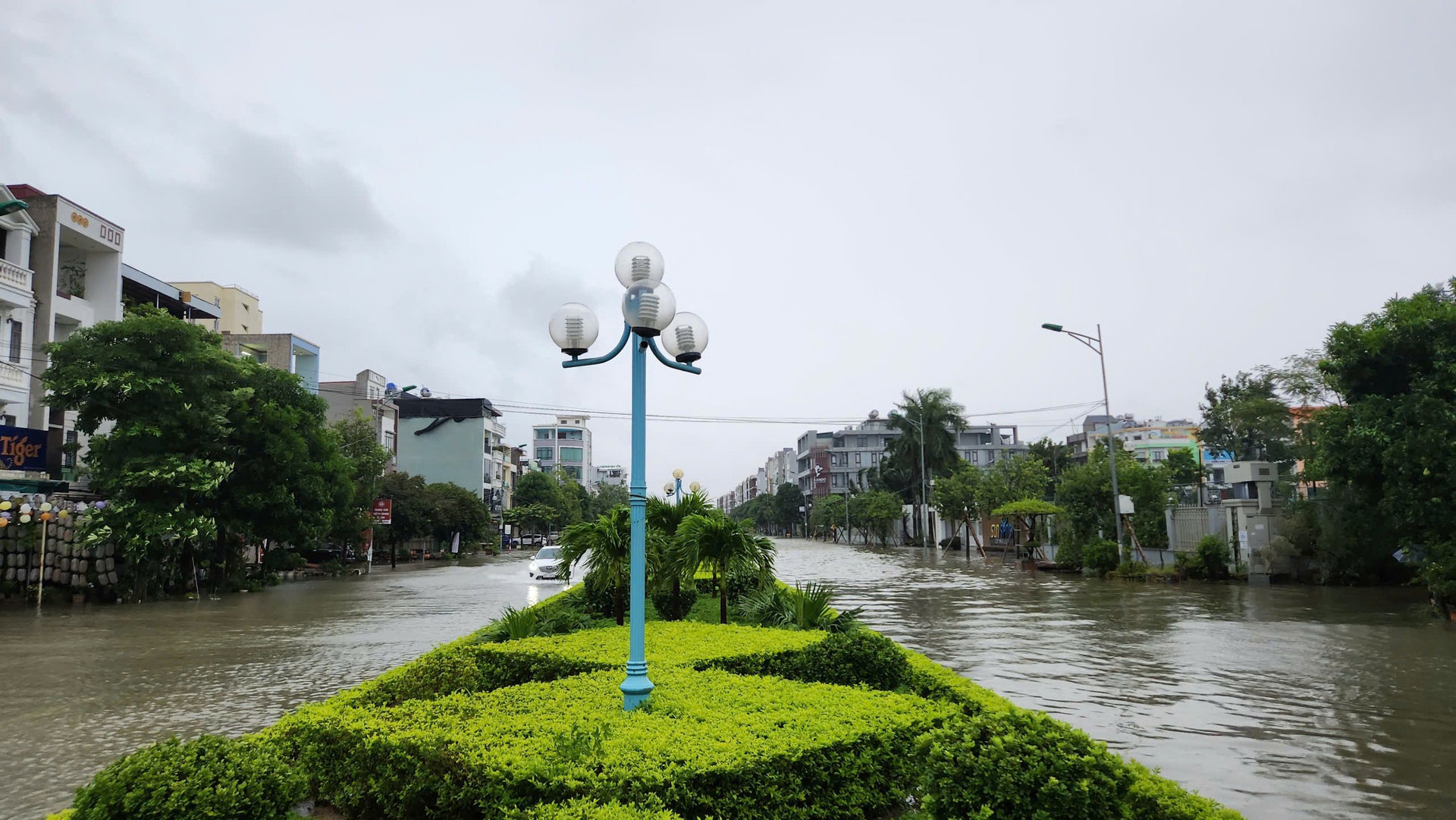 Nh&agrave; sập, nhiều nơi ch&igrave;m trong "biển" nước khi b&atilde;o số 10 Bualoi đổ bộ- Ảnh 5.