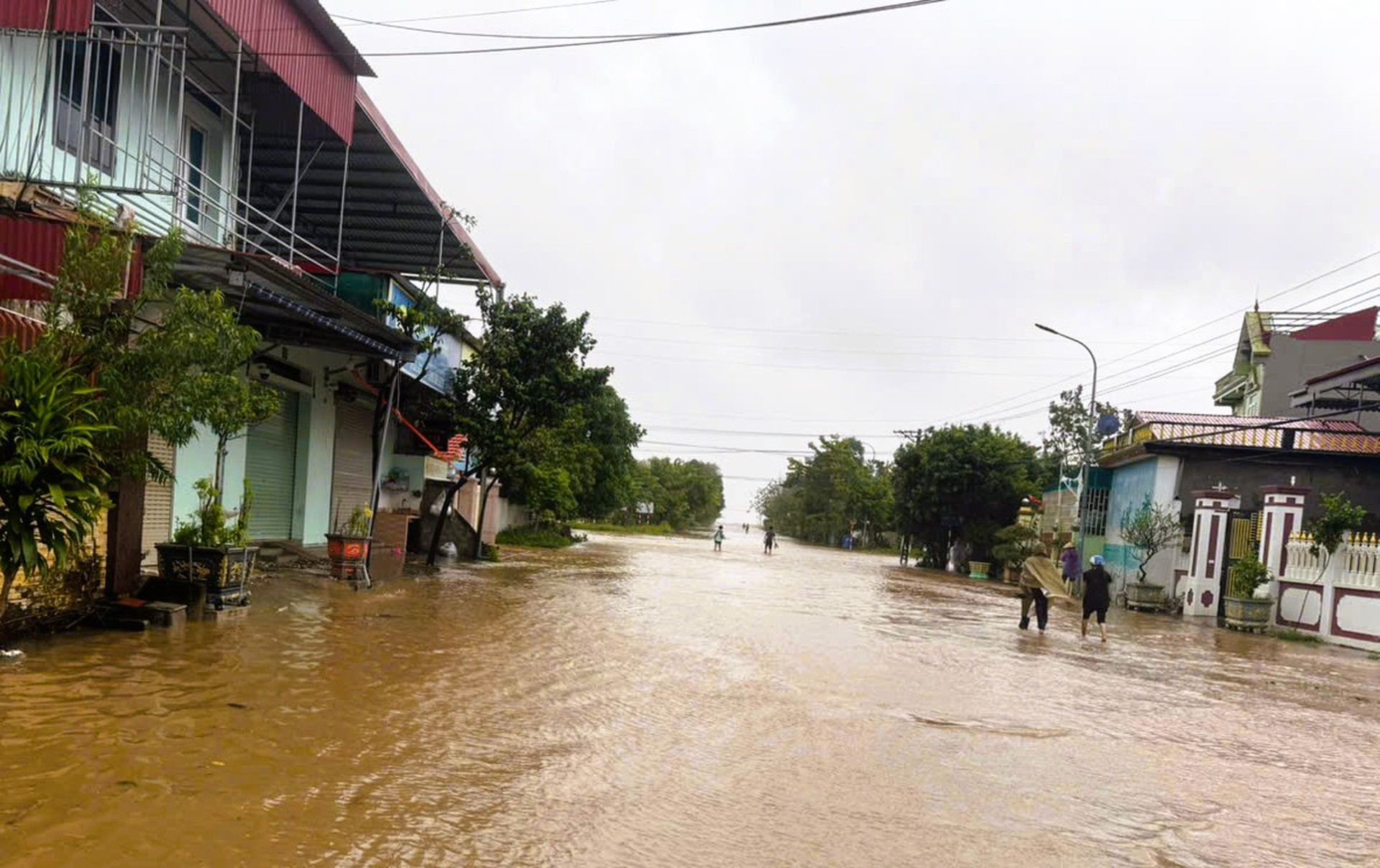 Nh&agrave; sập, nhiều nơi ch&igrave;m trong "biển" nước khi b&atilde;o số 10 Bualoi đổ bộ- Ảnh 8.