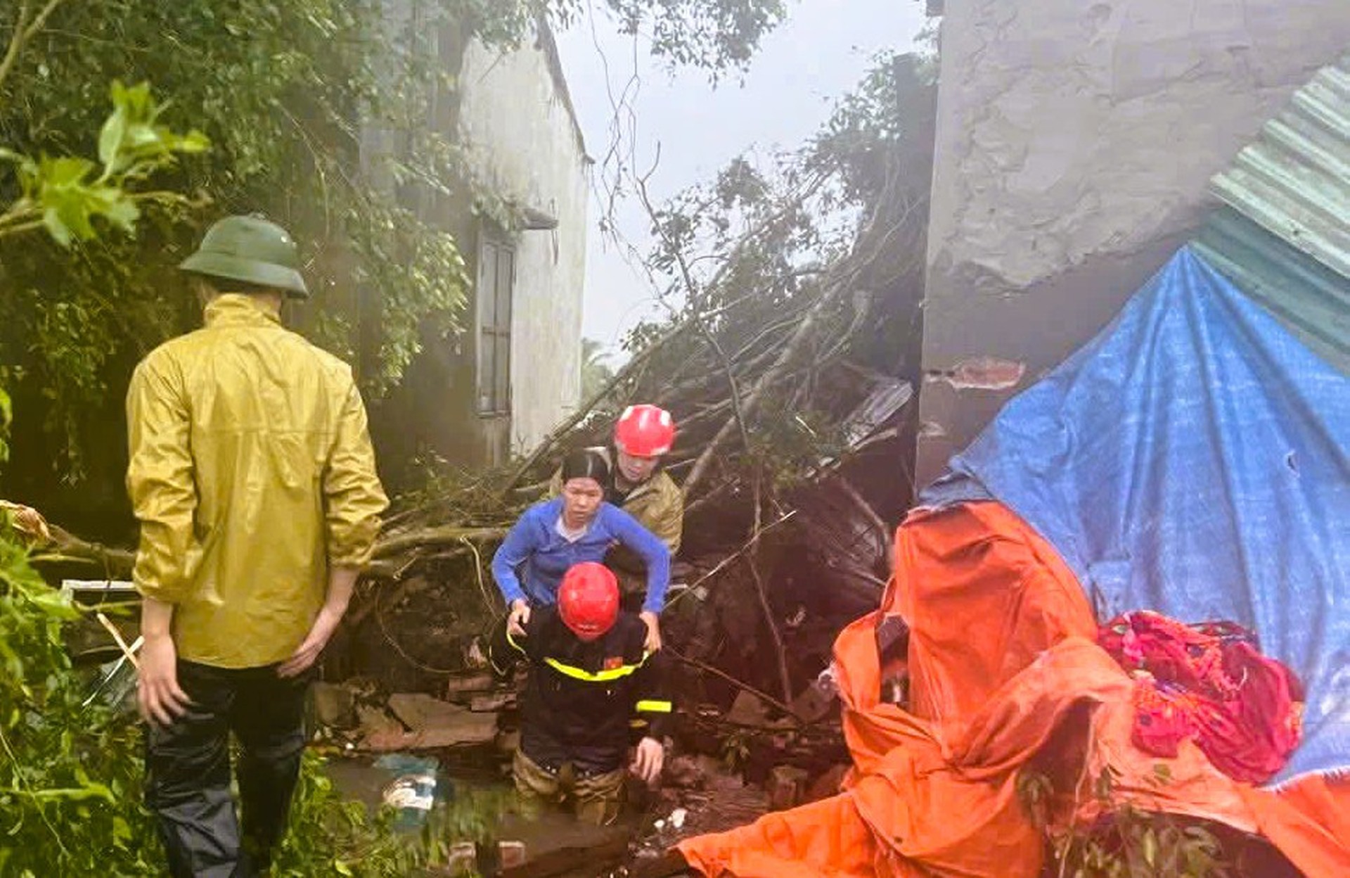 Nh&agrave; sập, nhiều nơi ch&igrave;m trong "biển" nước khi b&atilde;o số 10 Bualoi đổ bộ- Ảnh 4.