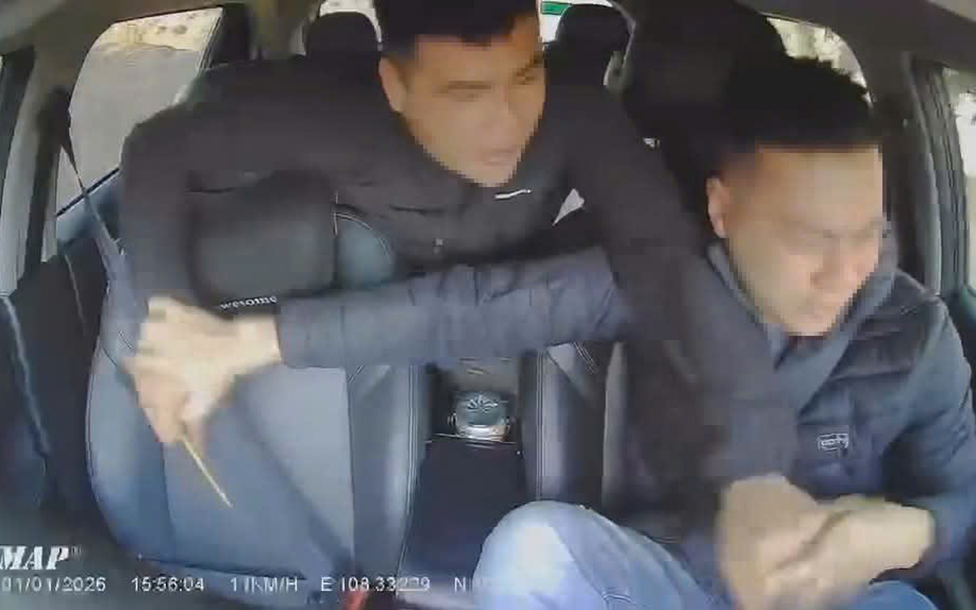 CLIP: Bắt tạm giam "T&yacute; hai lầu" tấn c&ocirc;ng t&agrave;i xế taxi khi đang l&aacute;i xe - Ảnh 2.