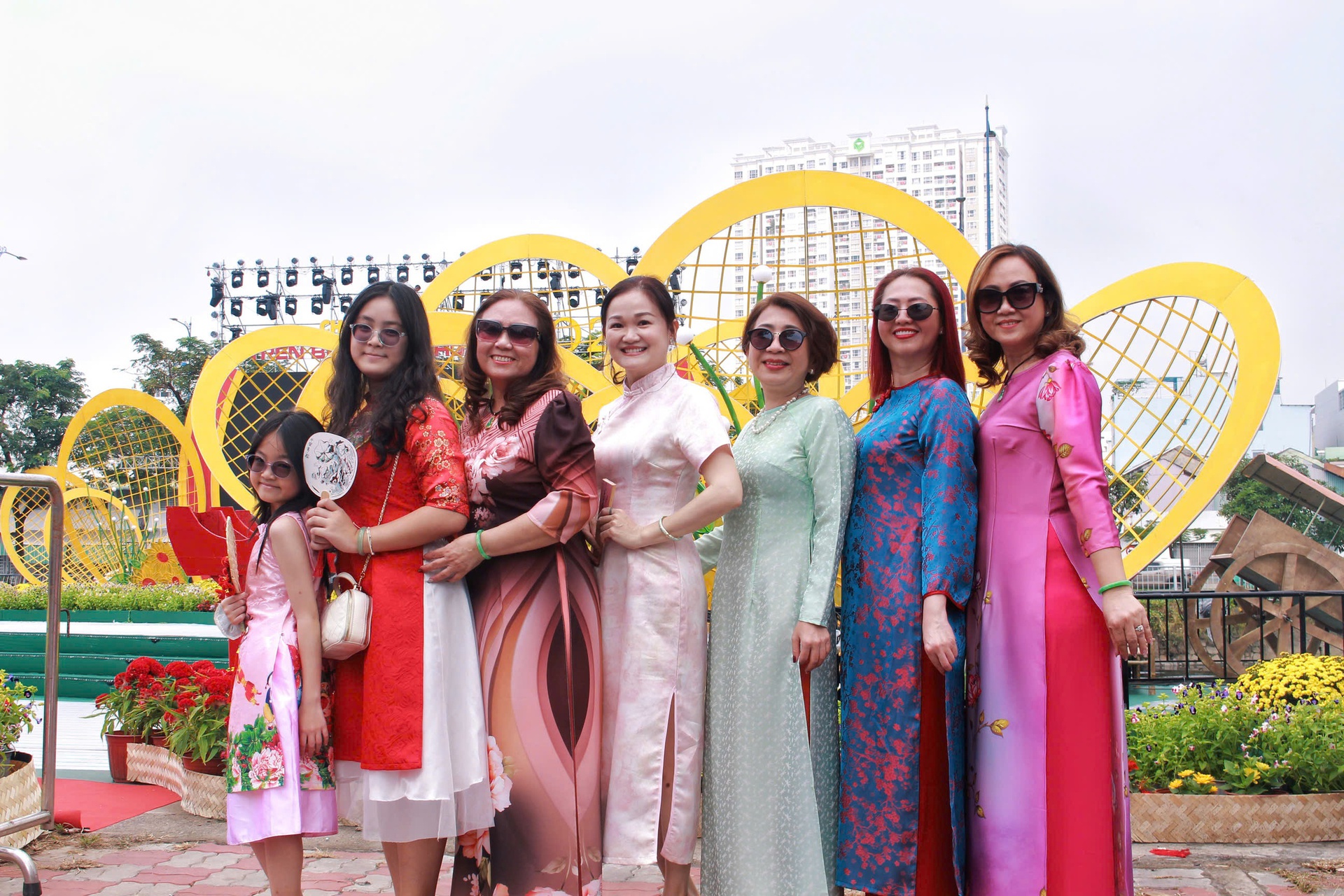 Kh&ocirc;ng kh&iacute; rộn r&agrave;ng trước giờ khai mạc Chợ hoa xu&acirc;n "Tr&ecirc;n bến dưới thuyền"  - Ảnh 8.