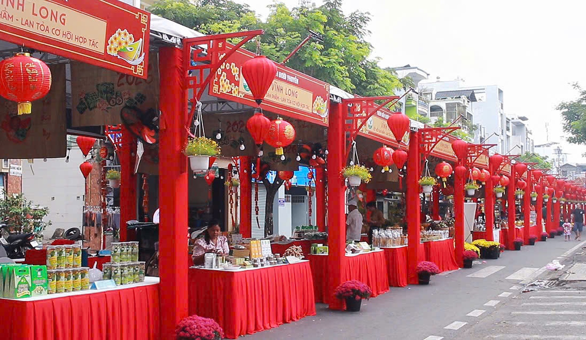 Kh&ocirc;ng kh&iacute; rộn r&agrave;ng trước giờ khai mạc Chợ hoa xu&acirc;n "Tr&ecirc;n bến dưới thuyền"  - Ảnh 6.
