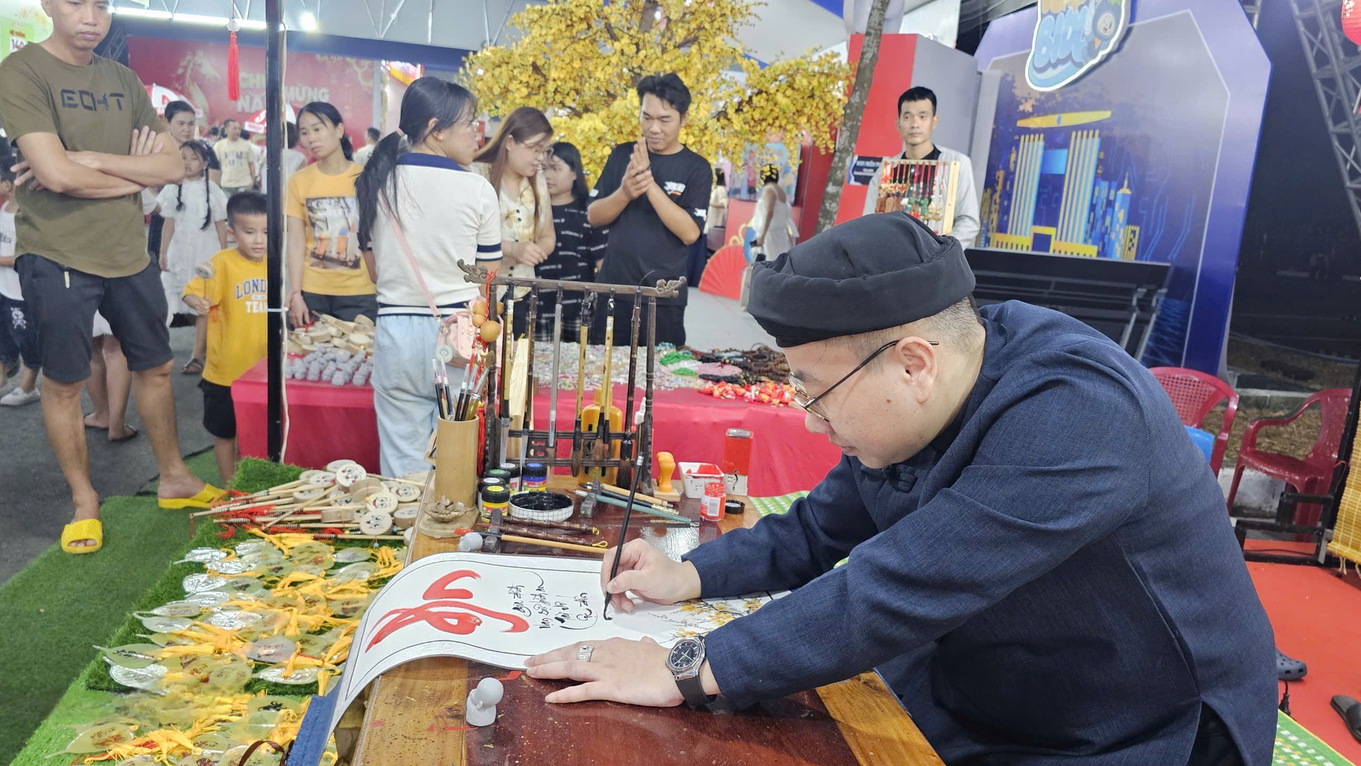 Lễ hội đường hoa , đường s&aacute;ch Tết B&iacute;nh Ngọ 2026: H&ograve;a nhịp văn h&oacute;a ch&iacute;nh trị tại B&igrave;nh Dương - Ảnh 11.