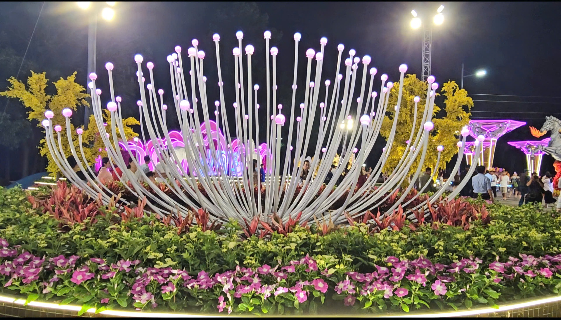 Lễ hội đường hoa , đường s&aacute;ch Tết B&iacute;nh Ngọ 2026: H&ograve;a nhịp văn h&oacute;a ch&iacute;nh trị tại B&igrave;nh Dương - Ảnh 8.