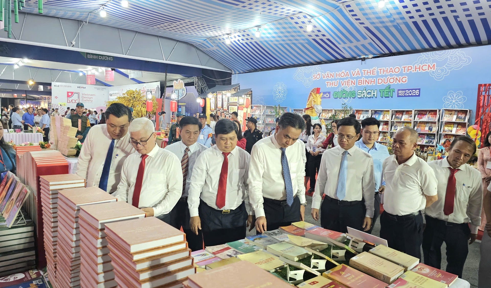 Lễ hội đường hoa , đường s&aacute;ch Tết B&iacute;nh Ngọ 2026: H&ograve;a nhịp văn h&oacute;a ch&iacute;nh trị tại B&igrave;nh Dương - Ảnh 5.