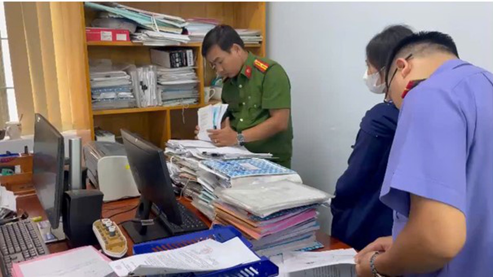 C&aacute;n bộ địa ch&iacute;nh Đồng Nai bị bắt tạm giam v&igrave; lừa đảo chiếm đoạt t&agrave;i sản - Ảnh 2.