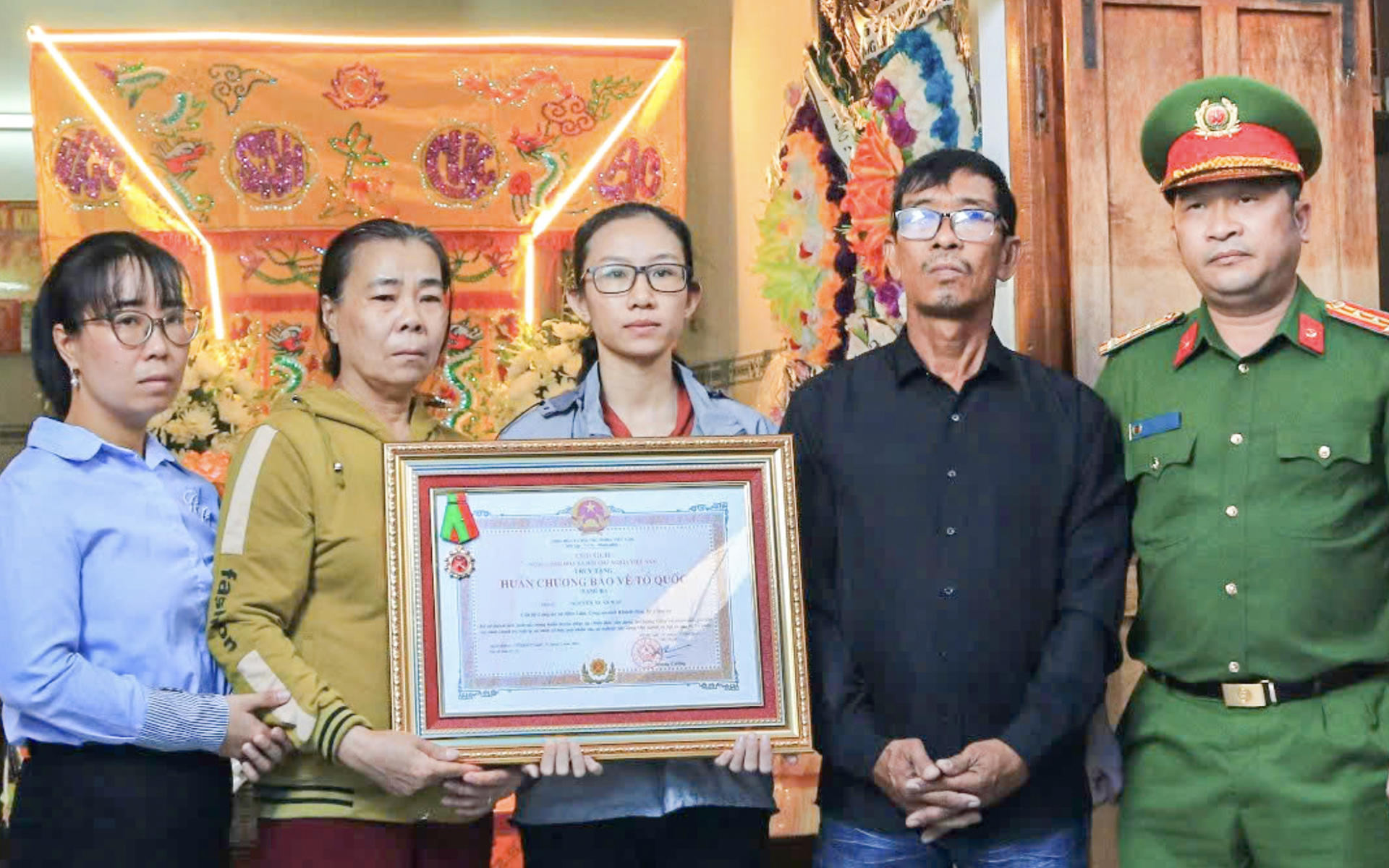 Kh&aacute;nh H&ograve;a: Khởi tố 2 đối tượng chống người thi h&agrave;nh c&ocirc;ng vụ khiến thiếu t&aacute; c&ocirc;ng an x&atilde; hi sinh - Ảnh 3.