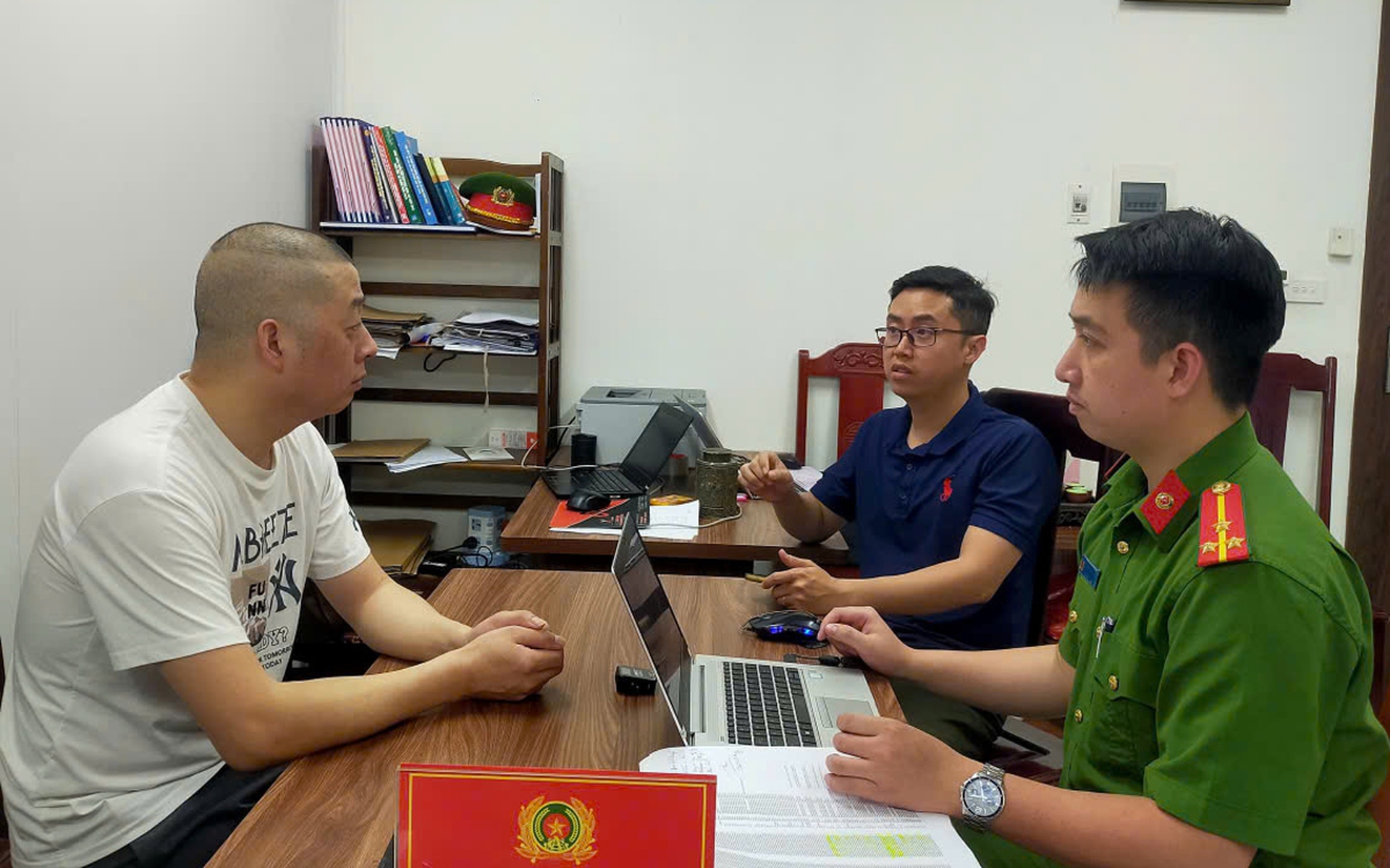 Truy t&igrave;m cựu c&aacute;n bộ c&ocirc;ng an nghi lừa đảo chiếm đoạt 570 triệu đồng - Ảnh 2.