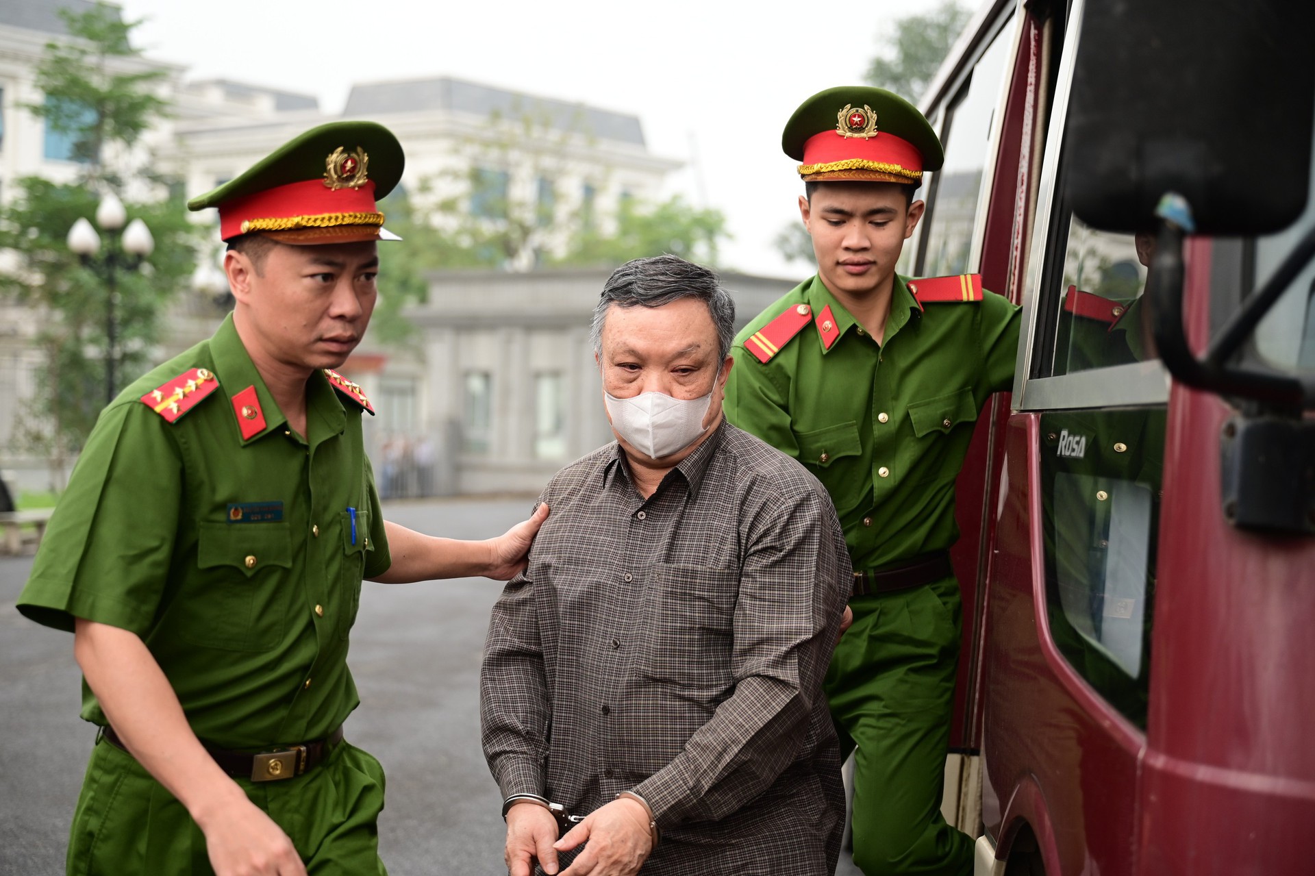 Cựu Thứ trưởng Ho&agrave;ng Văn Thắng hầu t&ograve;a v&igrave; tội nhận hối lộ g&acirc;y thiệt hại lớn - Ảnh 7.