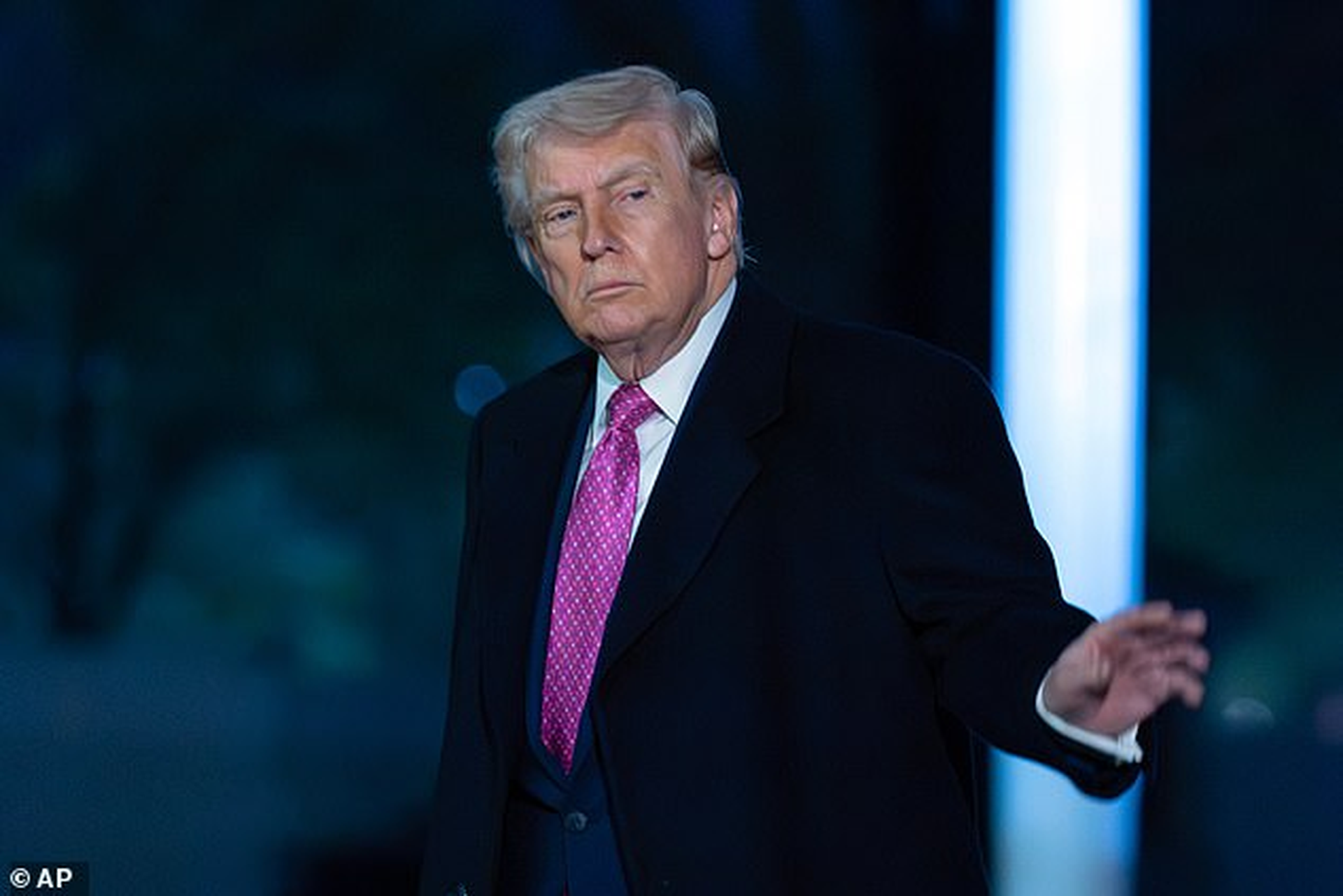Tổng thống Donald Trump n&oacute;i &ldquo;Mỹ đang kiểm so&aacute;t eo biển Hormuz&rdquo; - Ảnh 1.