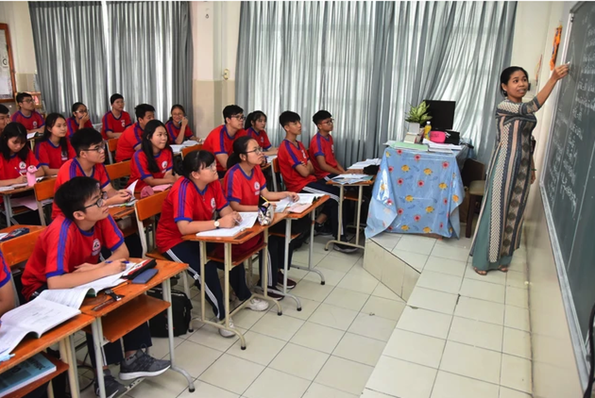 Tổ chức dạy th&ecirc;m nhằm trục lợi, &eacute;p hoặc l&ocirc;i k&eacute;o học th&ecirc;m c&oacute; thể bị phạt 50 triệu - Ảnh 1.