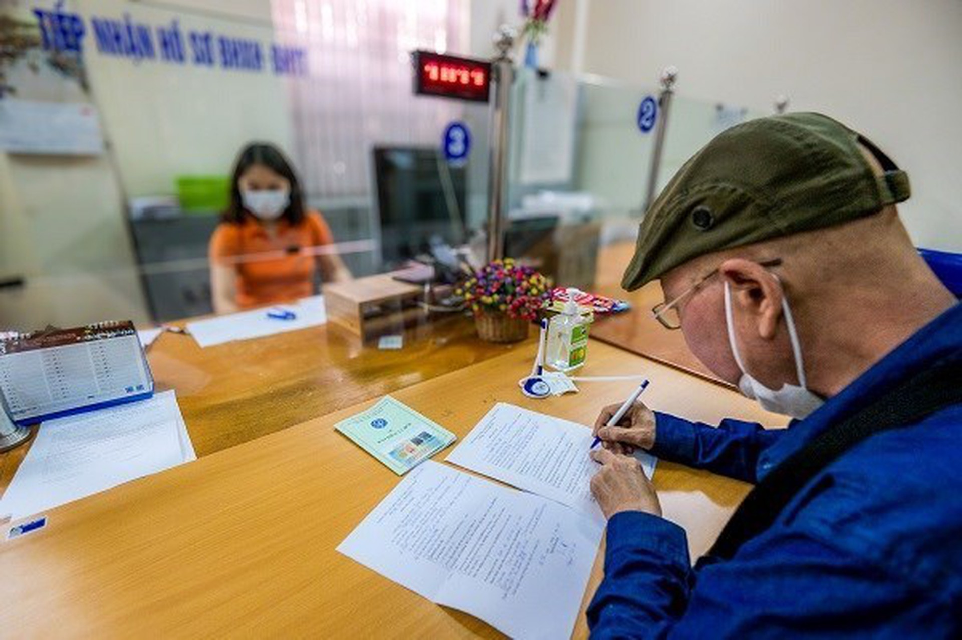 Hạn ch&oacute;t 30-6: Giấy ủy quyền nhận lương hưu hết hiệu lực - Ảnh 1.