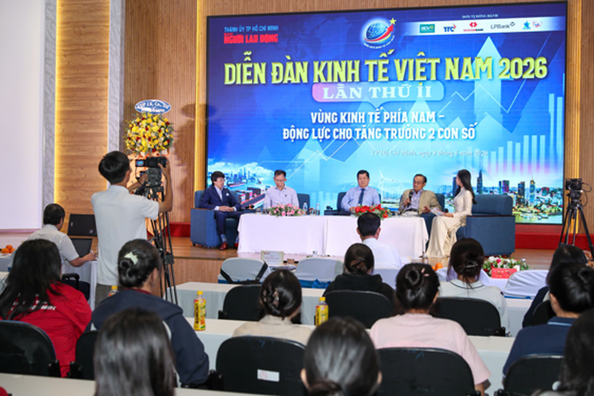 Tăng trưởng kinh tế v&ugrave;ng Đ&ocirc;ng Nam Bộ: Th&aacute;o gỡ nghẽn hạ tầng v&agrave; thể chế 2026 - Ảnh 1.