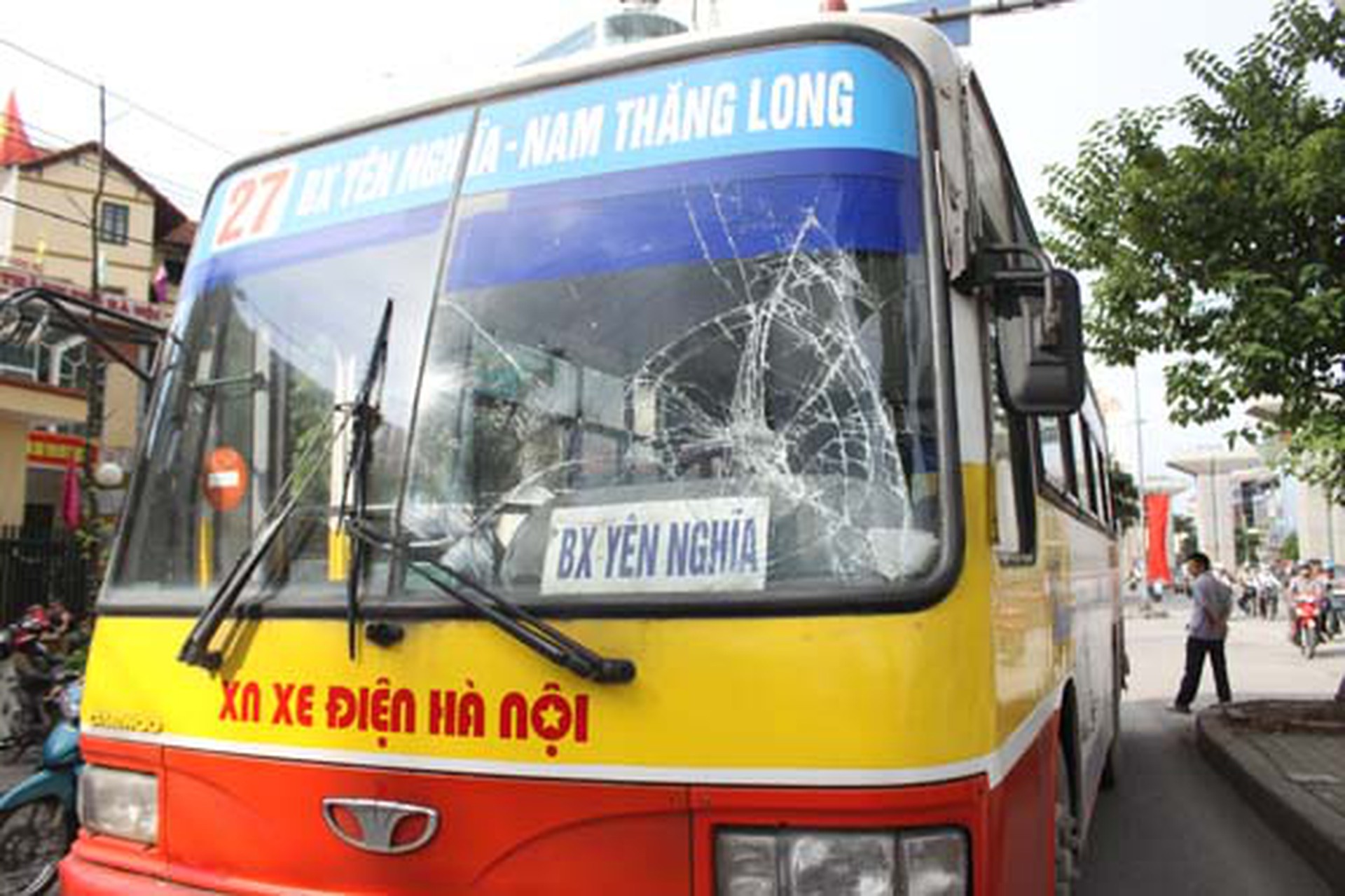 H&agrave; Nội: Nam thanh ni&ecirc;n lao đầu v&agrave;o xe bu&yacute;t