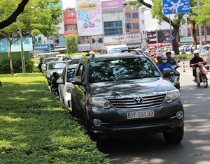 Hình ảnh người dân như "nhảy múa" khi đi trên đường Nguyễn Văn Cừ, phường Chánh Hiệp, TP HCM - Ảnh 10.