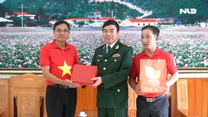 Báo Người Lao Động tặng cờ Tổ quốc cho Đồn Biên phòng Lũng Cú