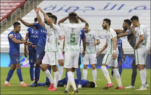 Sốc với cảnh cựu sao Premier League đột quỵ trên sân