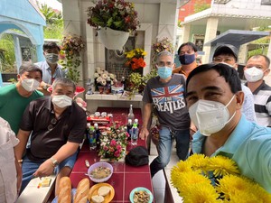 Quyền Linh, NSƯT Nguyễn Phương Điền… thăm mộ Lê Công Tuấn Anh - Ảnh 6.