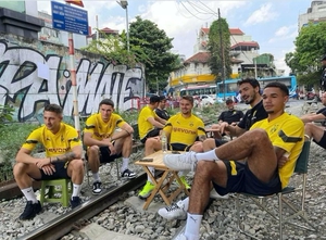 Xôn xao hình ảnh nhiều cầu thủ Dortmund ngồi 