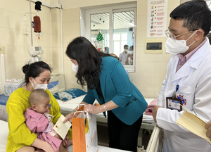 Phó Chủ tịch nước Võ Thị Ánh Xuân tặng 50 triệu cho Quỹ hỗ trợ bệnh nhân ung thư