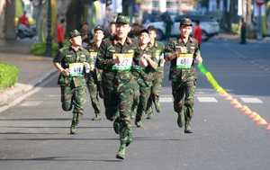 Chạy việt d&atilde; ở trung t&acirc;m th&agrave;nh phố, ch&agrave;o mừng ng&agrave;y th&agrave;nh lập Qu&acirc;n đội nh&acirc;n d&acirc;n Việt Nam - Ảnh 4.