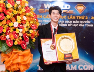 Nguyễn Minh Công nhận giải cống hiến 