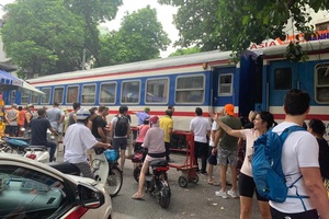 Chụp ảnh ở phố cà phê đường tàu, du khách nước ngoài bị tai nạn