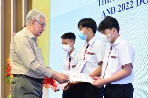 Quỹ Đinh Thiện Lý và Phú Mỹ Hưng trao gần 8,8 tỉ đồng học bổng và tài trợ- Ảnh 4.