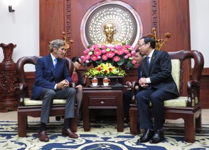 Bí thư Thành ủy TP HCM tiếp Đặc phái viên Tổng thống Mỹ John Kerry