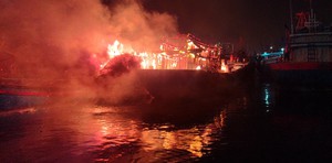 2 tàu cá vắng chủ cháy ngùn ngụt trong đêm