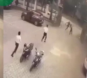 Video người đàn ông xông vào khống chế nữ nhân viên, cướp ngân hàng