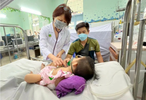 Trẻ mắc bệnh hô hấp tăng, các bệnh viện họp khẩn