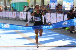 Hồng Lệ và Đan Quyết vô địch nữ, nam Giải Marathon Quốc tế Di sản Hạ Long 2023
