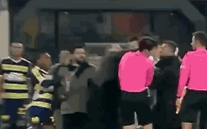 Trọng tài bị tấn công dã man, bóng đá Thổ Nhĩ Kỳ hỗn loạn
