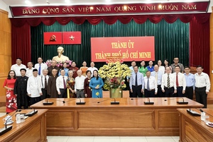 Đại biểu nhân sĩ, trí thức, dân tộc, tôn giáo thăm, chúc mừng Thành ủy TP HCM
