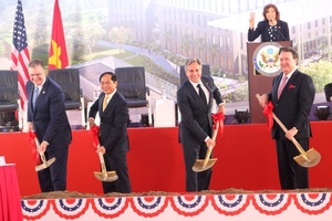 Ngoại trưởng Antony BLinkSelecteden và Bộ trưởng Bùi Thanh Sơn khởi công trụ sở Đại sứ quán Mỹ