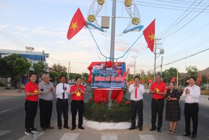Rực rỡ “Đường cờ Tổ quốc” trên tuyến đường ven biển Ninh Thuận